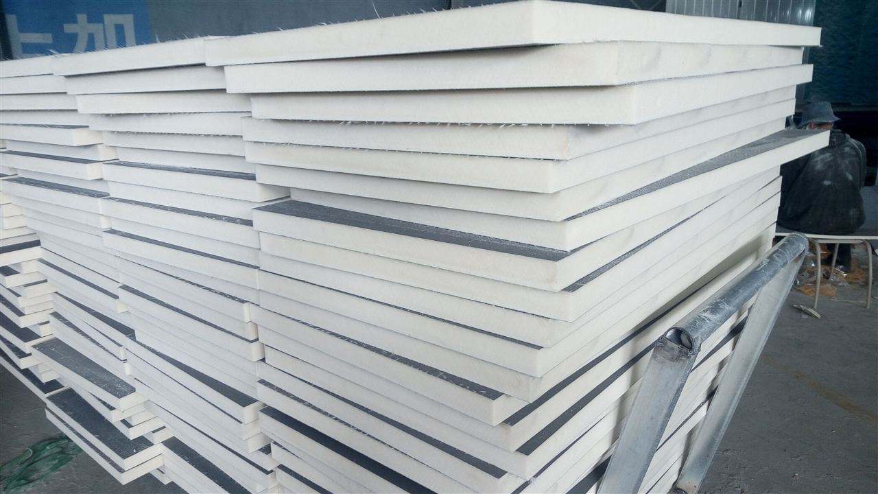 藍天供應(yīng)150mm聚氨酯復(fù)合板 B1級防火屋面專用隔熱保溫板